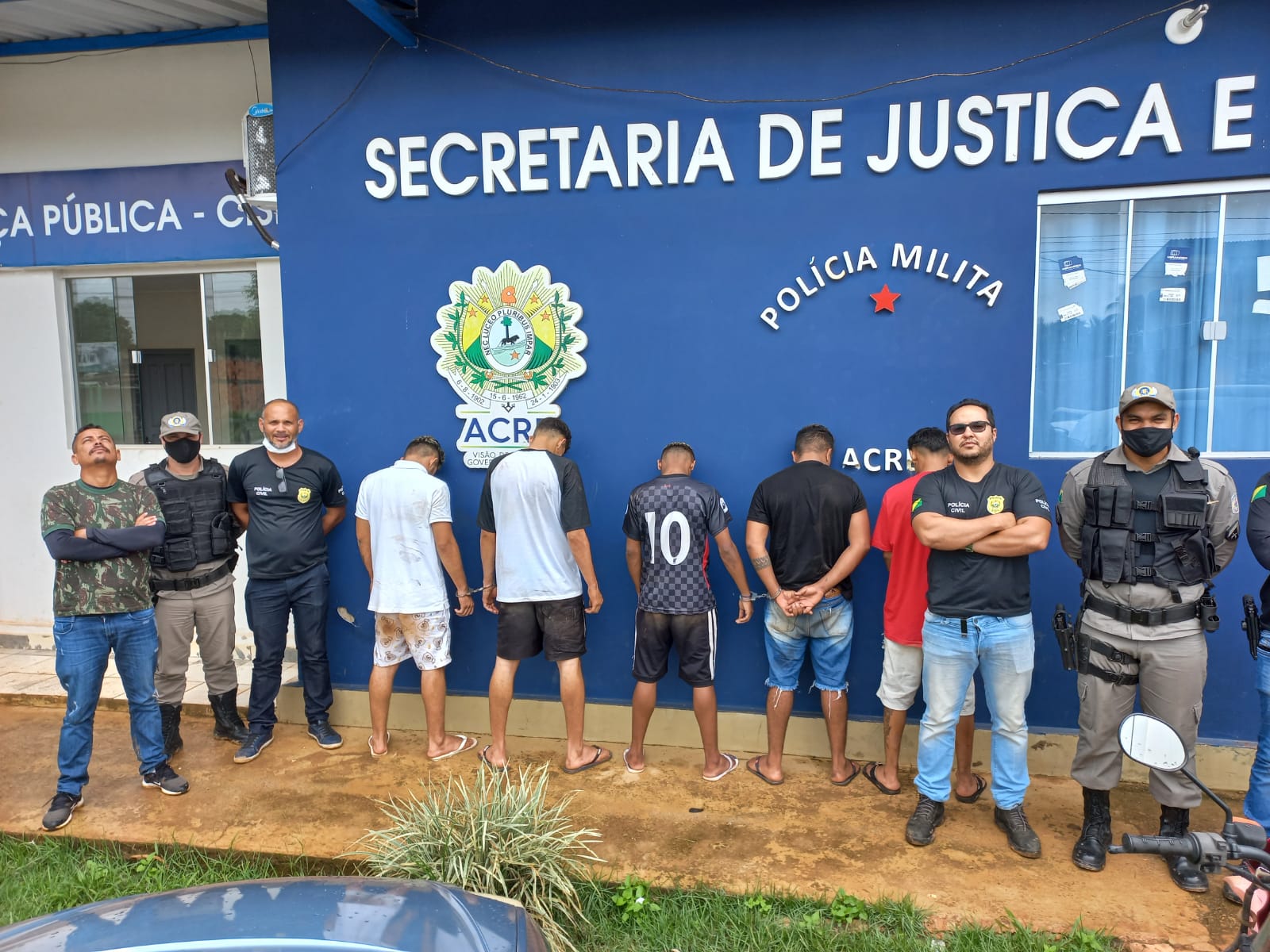 Ação integrada das polícias Civil e Militar prende cinco pessoas investigadas por roubo de caminhonetes em Acrelândia